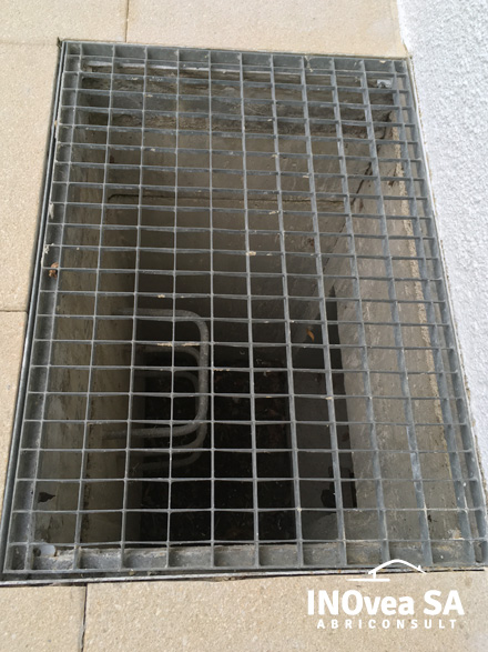 Une grille scellée obstrue la voie d'évacuation Une grille scellée obstrue la voie d'évacuation de l'abri