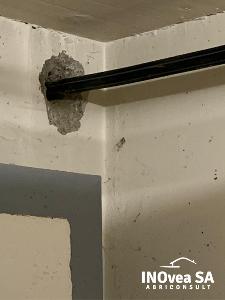 Expertise : l'enveloppe (murs) de l'abri a été carottée et n'est plus hermétique Expertise : l'enveloppe (murs) de l'abri a été carottée et n'est plus hermétique