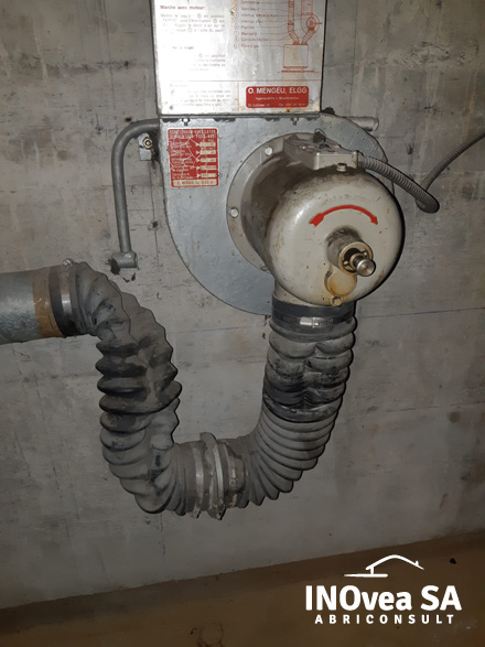 Le système de ventilation n'a pas été entretenu et le tuyau nécessite d'être changé